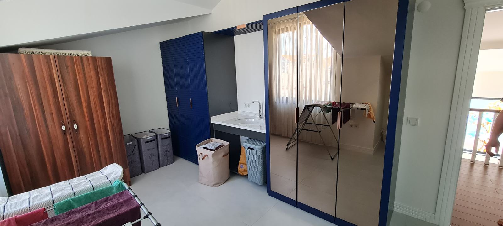 6 Door Cabinet with Mirror
