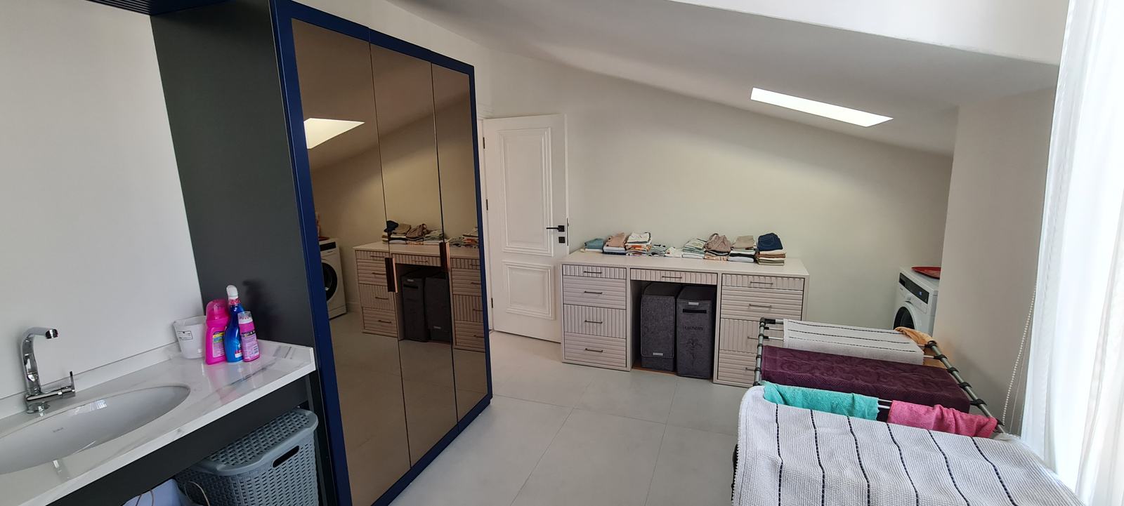 6 Door Cabinet with Mirror