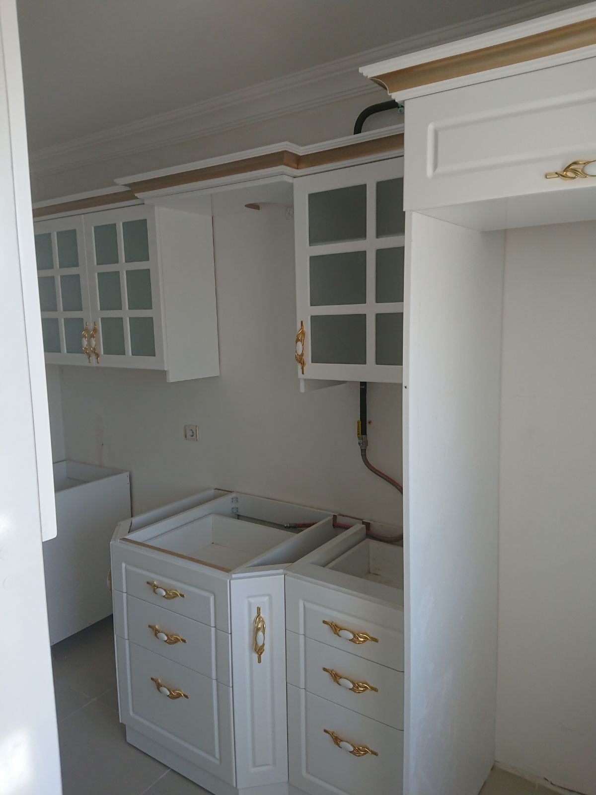 Glossy Kitchen Cabinets with Glass