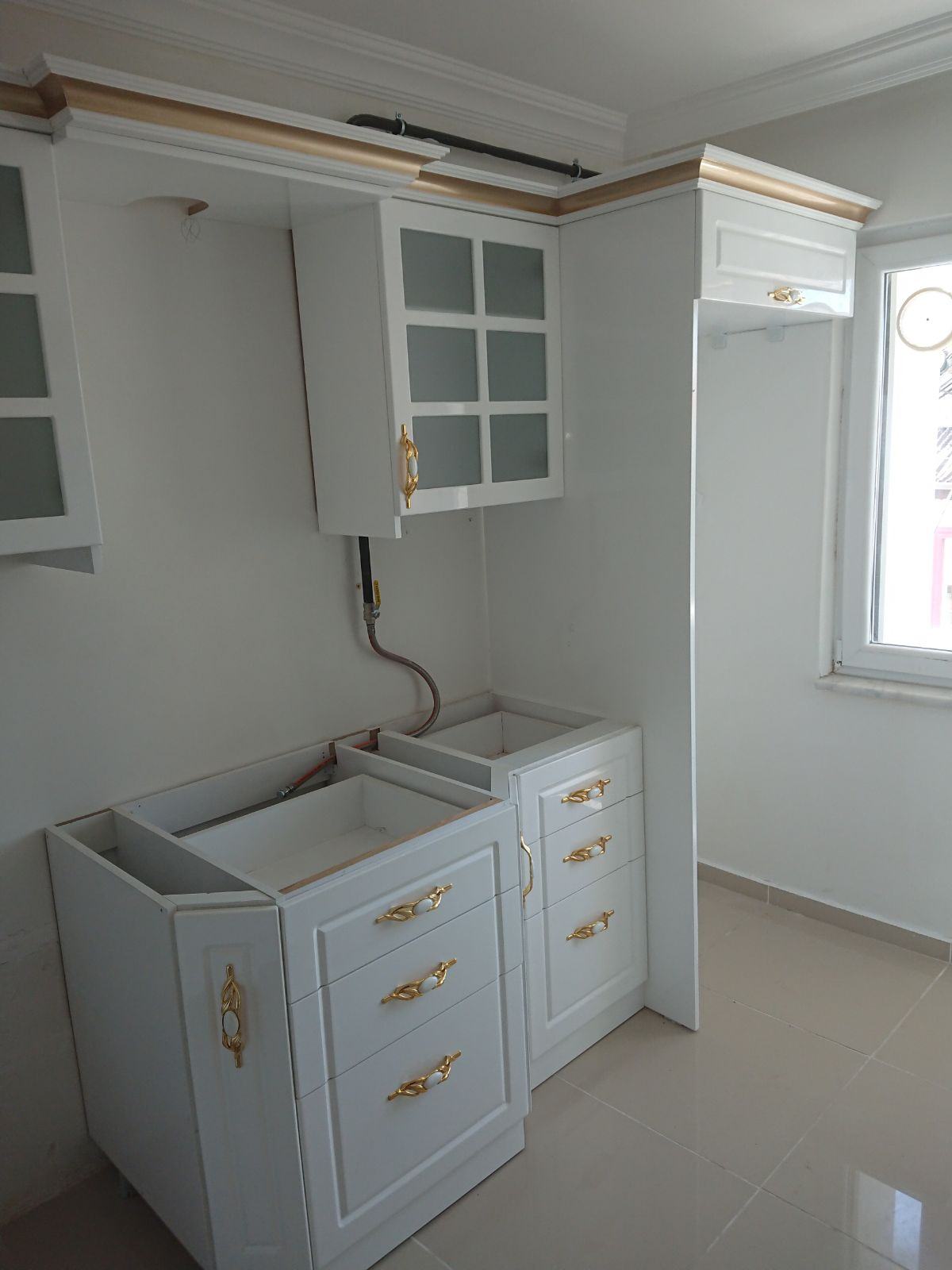 Glossy Kitchen Cabinets with Glass