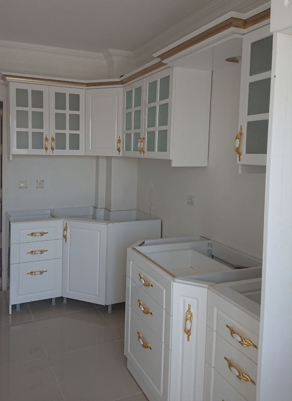 Glossy Kitchen Cabinets with Glass