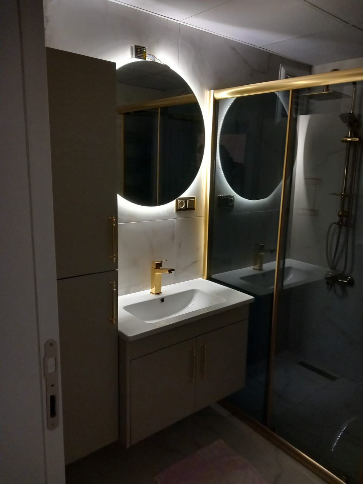 Simple Glossy Look Bathroom Set