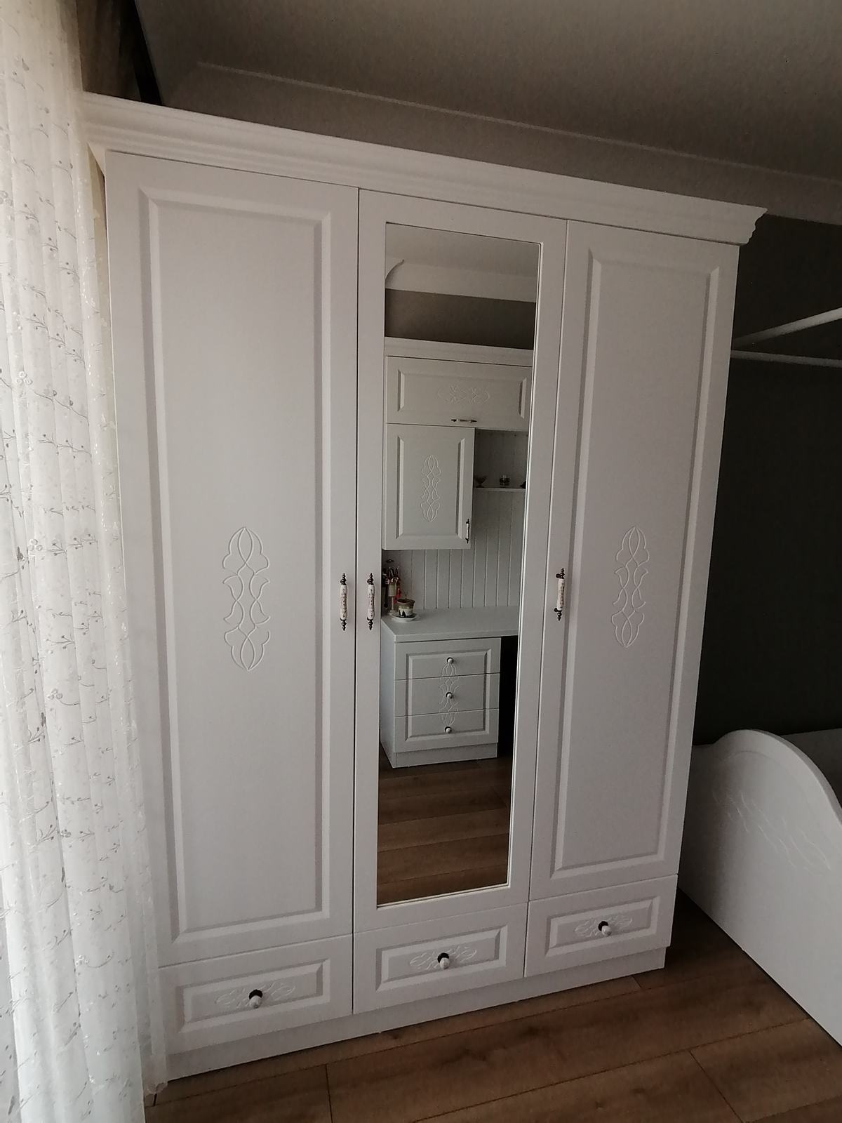 Wardrobe with Simple Mirror Detail